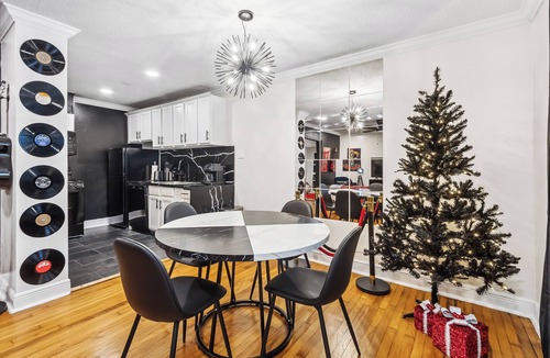 Neartown Apartment | The Travelers Suite in the Heart of Montrose - Walk to Restaurants, Cafes, Shops