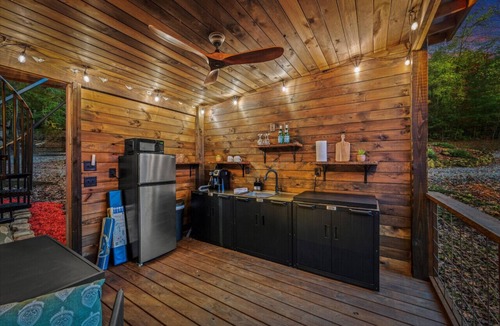 Hayesville Cabin | The Tree Spa, Tiny Cabin w/Hot Tub in the trees