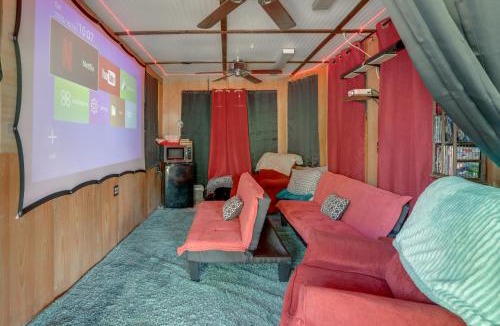 Hardy House | 'The Treehouse' in Cherokee Village: Deck & Views