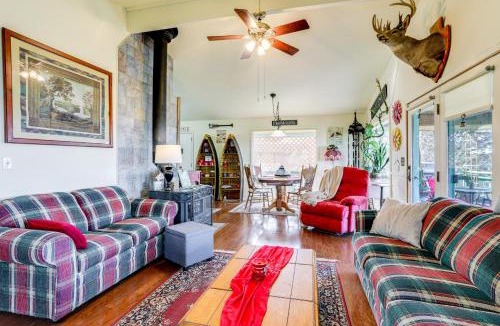 Hardy House | 'The Treehouse' in Cherokee Village: Deck & Views