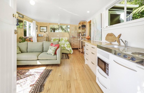 Raglan House | The Treehouse - Raglan Holiday Studio
