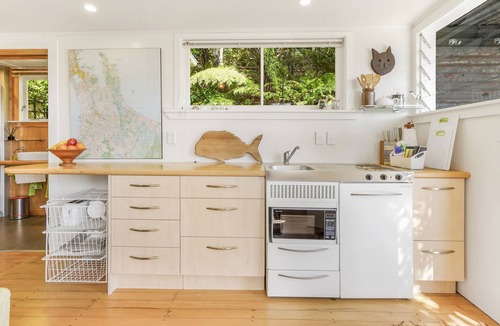 Raglan House | The Treehouse - Raglan Holiday Studio