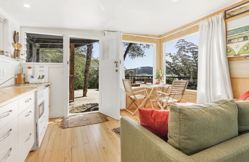 Raglan House | The Treehouse - Raglan Holiday Studio