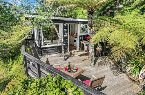Raglan House | The Treehouse - Raglan Holiday Studio