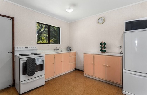 Waihau Bay Apartment | The Treehouse– Simple Coastal Bach