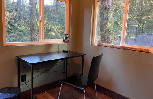 North Bend Cabin | The Treehouse + Writer`s Cabin~ Hot tub