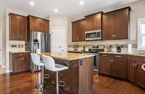 Southeast Calgary House | The Trenta - 4BD 3BA 2 Kitchen Stunner