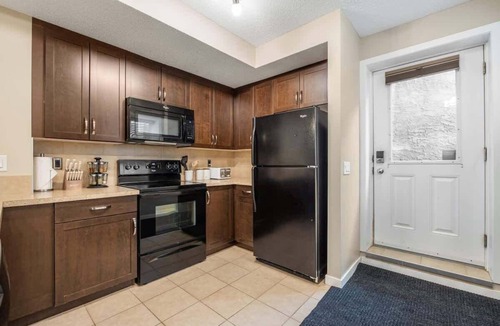 Southeast Calgary House | The Trenta - 4BD 3BA 2 Kitchen Stunner