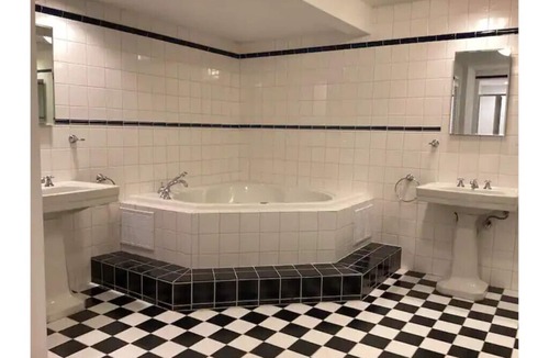 South Orange Villa | The Trident Suite