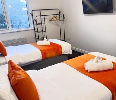 Wolverhampton House | The Triplex 2 Wolverhampton - 4 Bedroom - Free Parking - Fast WIFI