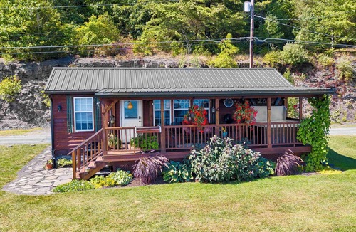 Valois Cottage | The Trottage: Modern 2 Bedroom Seneca Lake Home
