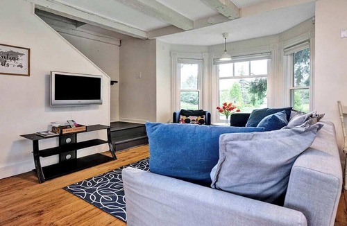 Prince Edward House | The Tulip Tree: Waterfront PEC Family Cottage