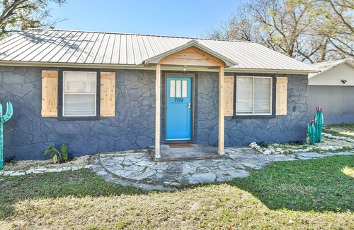 Glen Rose House | The Turquoise Cactus / King Bed / Sleeps 6