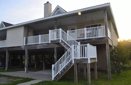 Avon House | The Turtle Club - One level 4 Bedroom House with Pool, Large Docks, Canal Access