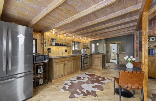 Coal Creek Cabin | The Tyrolean Cabin. Panoramic Views. Hot Tub.