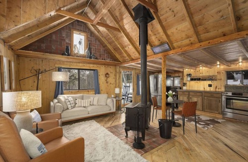 Coal Creek Cabin | The Tyrolean Cabin. Panoramic Views. Hot Tub.