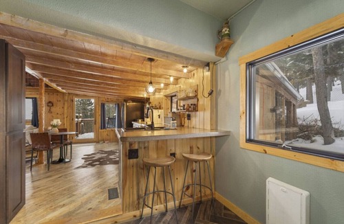 Coal Creek Cabin | The Tyrolean Cabin. Panoramic Views. Hot Tub.