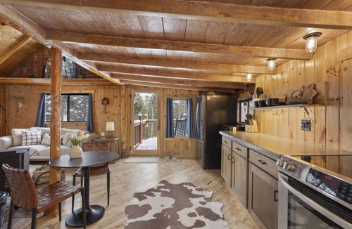Coal Creek Cabin | The Tyrolean Cabin. Panoramic Views. Hot Tub.