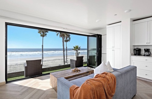 Townsite Condo | The Ultimate Beachfront Getaway S702-4