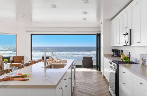 Townsite Condo | The Ultimate Beachfront Getaway S702-4