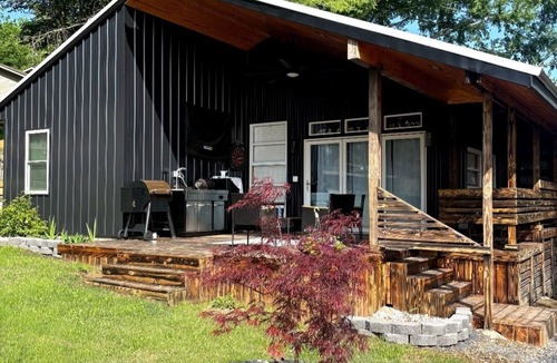 Glenwood Cabin | The Ultimate Game Day & River Retreat 2BD/2BA Luxury Rustic Oasis