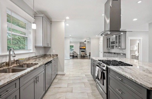 Baileys Crossroads House | The Ultimate Luxury | Yard | Jacuzzi | Garage