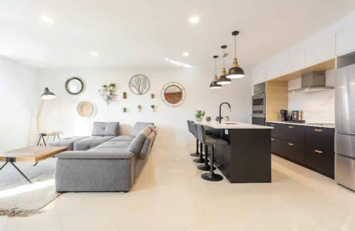 Plateau Mont Royal Apartment | The Ultimate Plateau Retreat – 10BR Sleeps 24