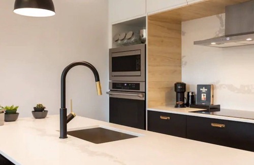 Plateau Mont Royal Apartment | The Ultimate Plateau Retreat – 10BR Sleeps 24