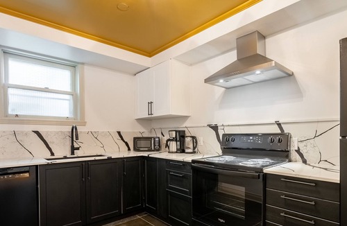 Ahuntsic Apartment | The Unforgettable - Metro - AC - TV - Renovated