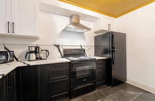 Ahuntsic Apartment | The Unforgettable - Metro - AC - TV - Renovated