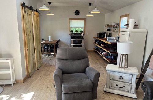 Kingston Cottage | The Unplug & Unwind Cabin - Pet Friendly