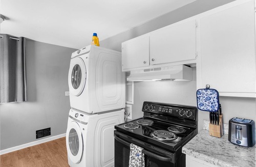 New Castle Apartment | The Upper Bungalow at Broadmoor - Groups/Parking