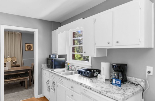 New Castle Apartment | The Upper Bungalow at Broadmoor - Groups/Parking