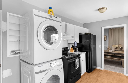 New Castle Apartment | The Upper Bungalow at Broadmoor - Groups/Parking