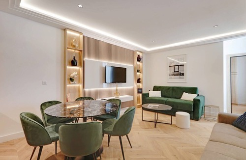 Porte-Saint-Martin Apartment | The Upper Marais Superb apartment for 6 people