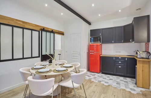Porte-Saint-Martin Apartment | The Upper Marais Superb apartment for 8 people