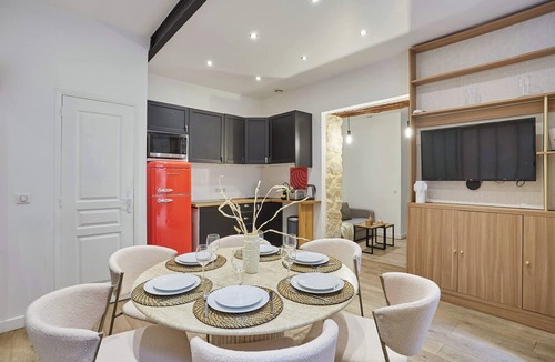 Porte-Saint-Martin Apartment | The Upper Marais Superb apartment for 8 people