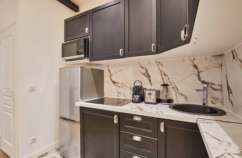 Porte-Saint-Martin Apartment | The Upper Marais Superb apartment for 8 people