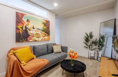 Cote-Des-Neiges—Notre-Dame-De-Grace Apartment | The Uptown Retreat|Stylish 3BR in NDG