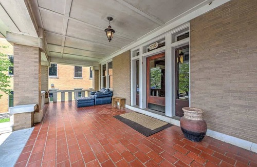 Siloam Springs House | The Uptown Suite at The Historic Connelly Harrington