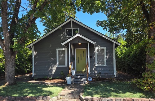 Roseburg House | The Urban Boho Charmer with Private Backyard, BBQ & Hammock