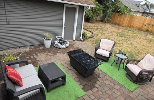 Roseburg House | The Urban Boho Charmer with Private Backyard, BBQ & Hammock