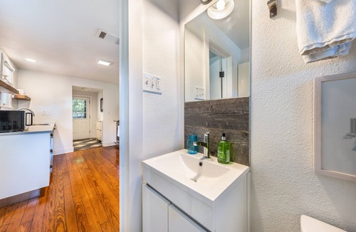 Bouldin Cottage | The Urban Canopy - Parking - Walk to SoCo - NEW