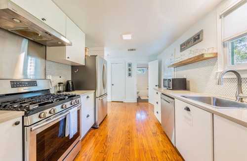 Bouldin Cottage | The Urban Canopy - Parking - Walk to SoCo - NEW