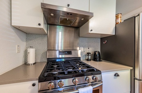 Bouldin Cottage | The Urban Canopy - Parking - Walk to SoCo - NEW