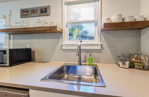 Bouldin Cottage | The Urban Canopy - Parking - Walk to SoCo - NEW