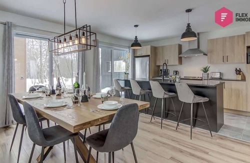 Pont-Rouge House | The Urban Flower in Portneuf - SPA, Sauna, Pool