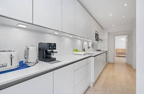 Forest Gate Apartment | The Urban Oasis - Stunning 2BDR home with Private Patio