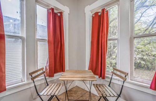 New Pathways Apartment | The Vance Corner Suite - Bright and Relaxing