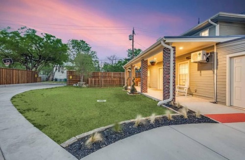 Denton Apartment | The Vanderbilt Mansion Apt 7 Near Downtown and TWU